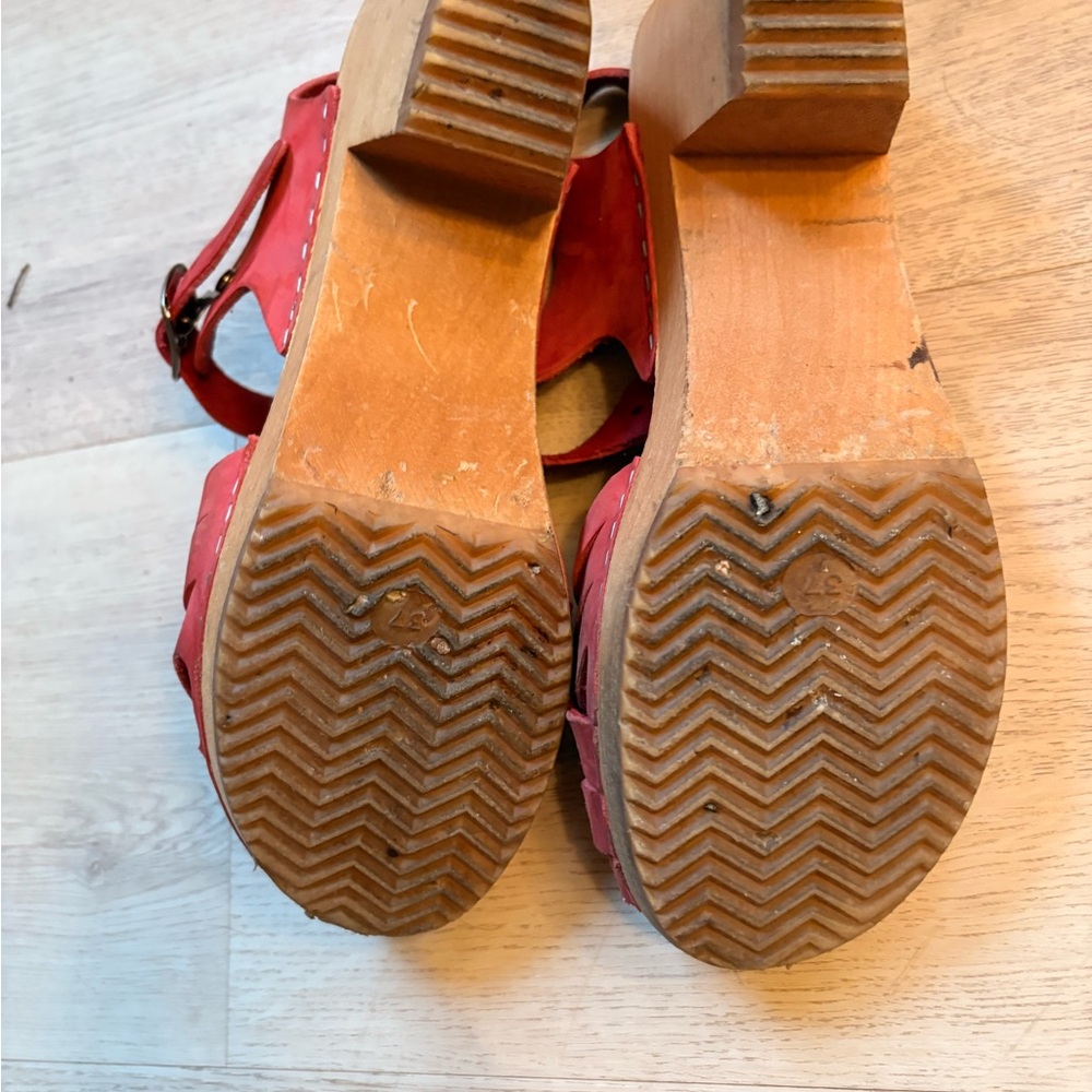 Swedish Red Woven Leather Clog Sandals. Wooden. - Picture 4 of 4